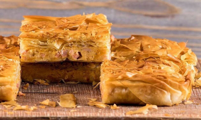 Άκης Πετρετζίκης: Λαχταριστή ζαμπονοτυρόπιτα με μπεσαμέλ