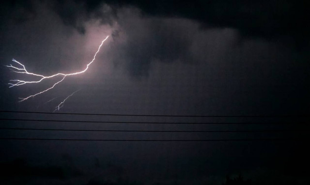 Κακοκαιρία: Το ψυχρό μέτωπο έφερε 2.500 κεραυνούς και μεγάλα ύψη βροχής