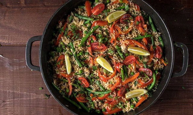 Άκης Πετρετζίκης: Πεντανόστιμη παέγια λαχανικών