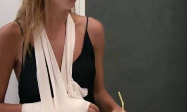 GNTM: Ατύχημα για παίκτρια - Εμφανίστηκε με δεμένο χέρι (vid)