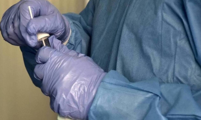 Κορονοϊός: Eμβολιάστηκε ο πρώτος Έλληνας με ρωσικό εμβόλιο