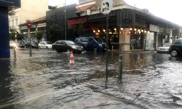 Καιρός: Η κακοκαιρία «χτυπάει» την Αττική - Πλημμύρισαν δρόμοι (pics & vids)