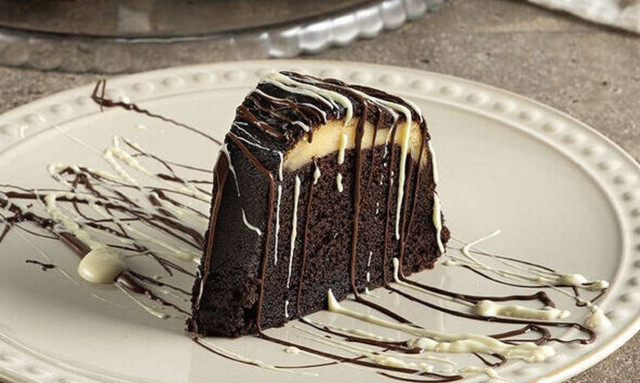 Κέικ με γέμιση cheesecake από τον Άκη Πετρετζίκη