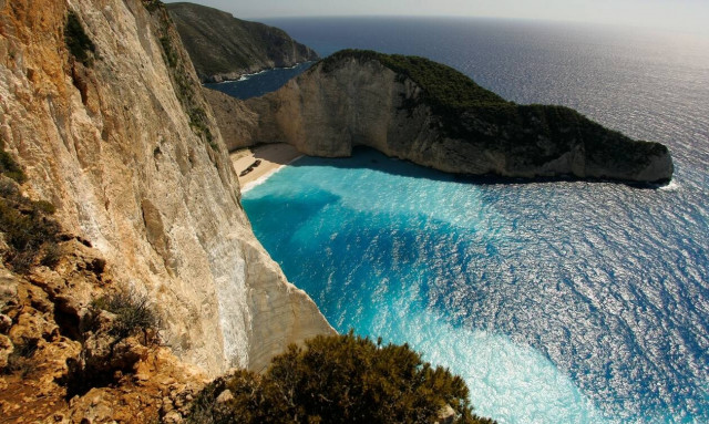 Ζάκυνθος: Όμορφες εικόνες με μπάντα μπροστά από το «Ναυάγιο»