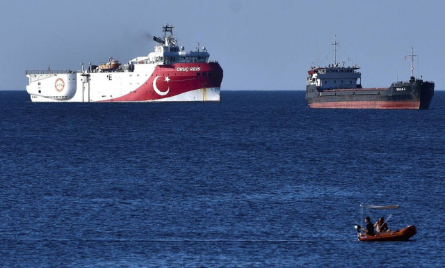 Ολονύχτιο θρίλερ με το Oruc Reis 30 μίλια από το Καστελόριζο – Γιατί τραβάει το σχοινί ο Ερντογάν