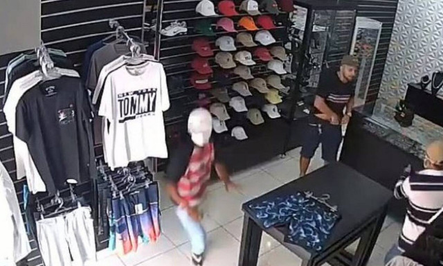 Σοκαριστικό video: Επιχειρηματίας σκοτώνει 3 ληστές 