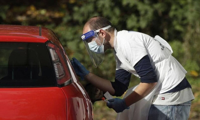 Ένας στους οκτώ Βρετανούς θεωρεί τον κορονοϊό μέρος μιας παγκόσμιας συνωμοσίας
