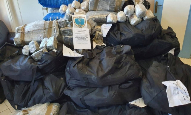 Μεγάλη επιχείρηση Λιμενικού: Βρήκαν 1 τόνο κάνναβης, αξίας 6,7 εκατ. ευρώ   