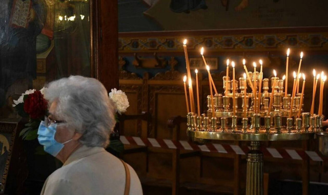 Κορονοϊός: Παπάς στη Θεσσαλονίκη απαγορεύει την είσοδο στην εκκλησία σε όσους φορούν μάσκα