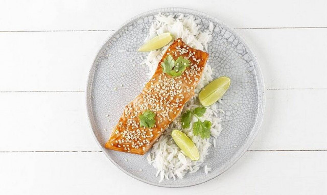 Άκης Πετρετζίκης: Ψητός σολομός με βούτυρο λεμονιού