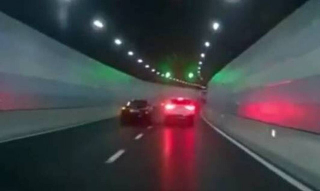 Σοκαριστική σύγκρουση αυτοκινήτων μέσα σε σήραγγα (vid)