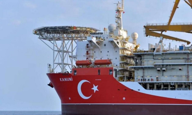 «Παιχνίδια» της Άγκυρας μέσα στη νύχτα: Tο Kanuni στο Καστελόριζο