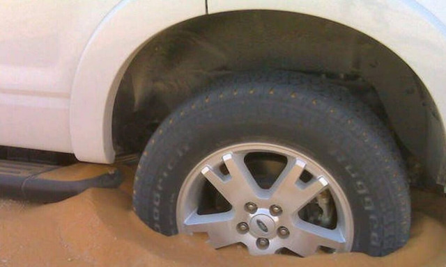 Δείτε πώς ξεκολλάνε τα αυτοκίνητά τους οι Άραβες από την άμμο (vid)