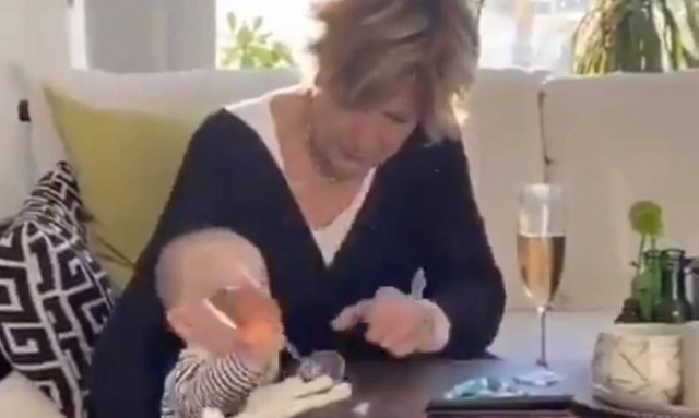 Τραγική… γιαγιά: Άφησε το εγγόνι για να σώσει τη σαμπάνια (vid)