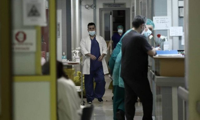 Κορονοϊός: Φονικός Οκτώβρης στην Ελλάδα με 80 νεκρούς σε 2 εβδομάδες - Αγωνία για τα γηροκομεία