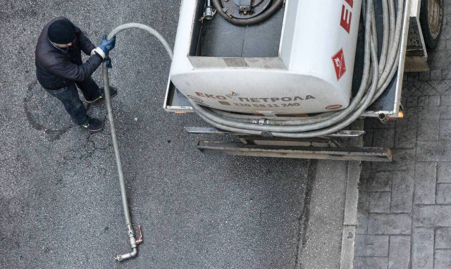 Πετρέλαιο θέρμανσης: Στα 77 λεπτά το λίτρο στην «πρεμιέρα» του - Ποσά για επίδομα θέρμανσης