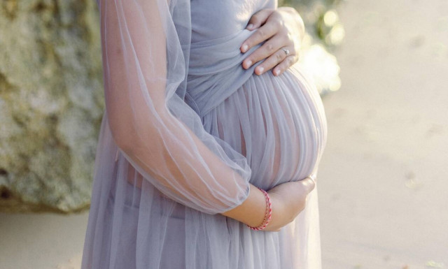 Είστε έγκυος και πονά η κοιλιά σας; Πότε να ανησυχήσετε