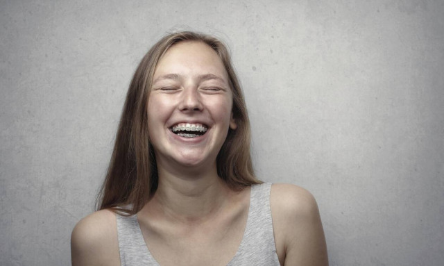 Γιατί όσοι φορούν σιδεράκια πρέπει να αποφεύγουν τα αναψυκτικά;