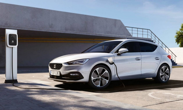 To νέο Seat Leon e-Hybrid σε βάζει στην πρίζα