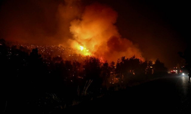 Φωτιά στην Κάρυστο - Συναγερμός στην Πυροσβεστική