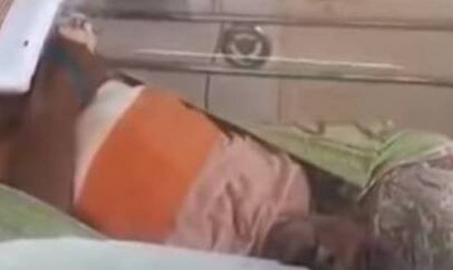 Φρίκη: Έβαλαν τον παππού τους ζωντανό σε καταψύκτη (vid)