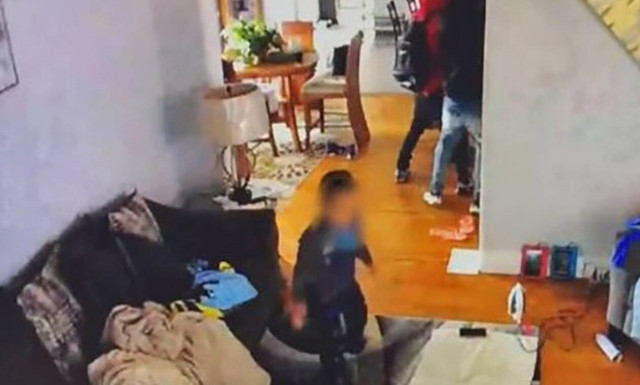 Η στιγμή που 5χρονος τα βάζει με τους κλέφτες που μπήκαν σπίτι του (video)
