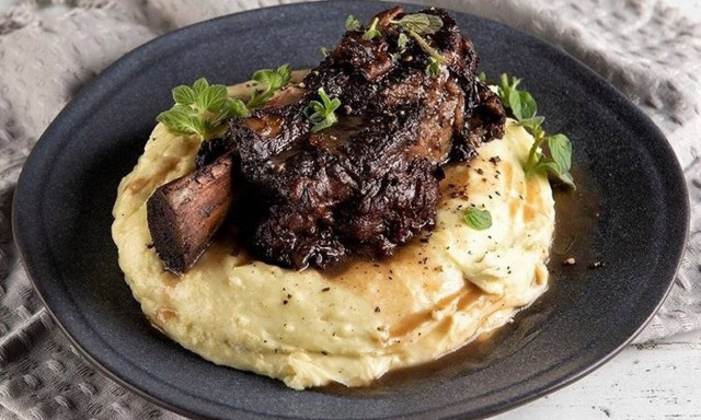 Άκης Πετρετζίκης: Μοσχαρίσια ribs με λαχανικά στη χύτρα ταχύτητας