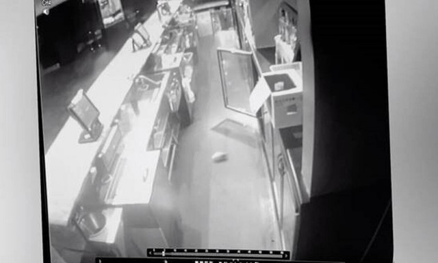 Κάμερα ασφαλείας: Η πόρτα ανοίγει μόνη της και προκαλεί ανατριχίλα!