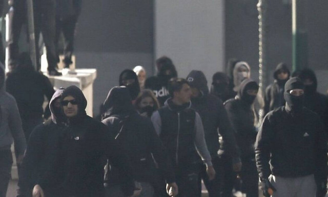 «Ντου» κουκουλοφόρων σε αγώνα πόλο εφήβων – Συνοδεία αστυνομίας έφυγαν νεαροί αθλητές