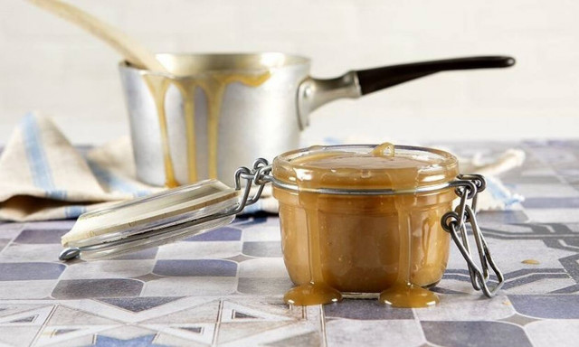 Άκης Πετρετζίκης: Vegan σάλτσα καραμέλας με 3 υλικά