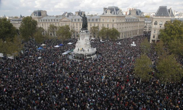 Οι Γάλλοι στους δρόμους για τον αποκεφαλισμό του καθηγητή Σαμιέλ Πατί