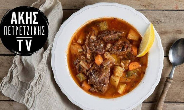 Λαχταριστή συνταγή για κρεατόσουπα με κριθαράκι από τον Άκη Πετρετζίκη