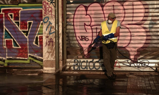 Κορονοϊός: «Κύκλωσε» την Ελλάδα - Ανησυχία σε τέσσερις πόλεις