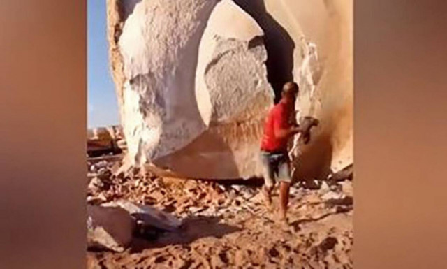 Απίστευτο! Έσπασε βράχο 15 τόνων με αρχαία τεχνική