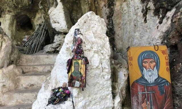 Το θαυματουργό εκκλησάκι του Αγίου Αντωνίου στην Κρήτη! (vid)
