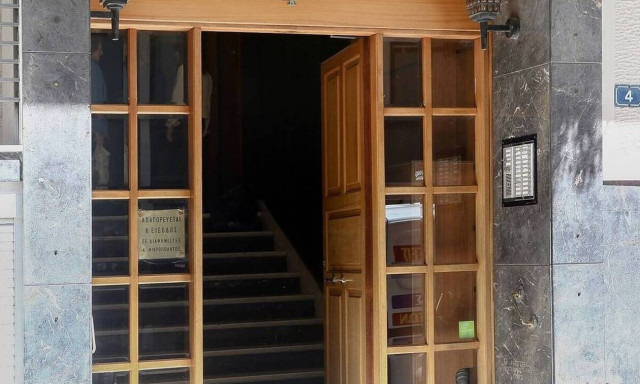 Έξωση σε 90χρονη και στον εγγονό της - Πέρασαν μία μέρα στον δρόμο