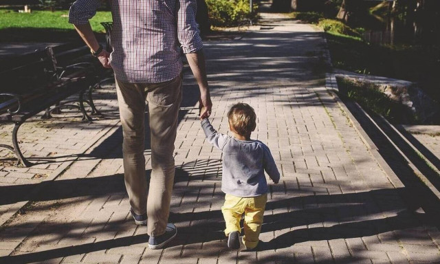 Άδεια πατρότητας: Προς αύξηση κατά 12 ημέρες - Αναλυτικά όλες οι λεπτομέρειες