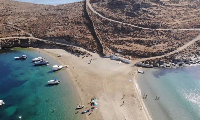 Κύθνος: Η εντυπωσιακή δίδυμη παραλία του νησιού (video)