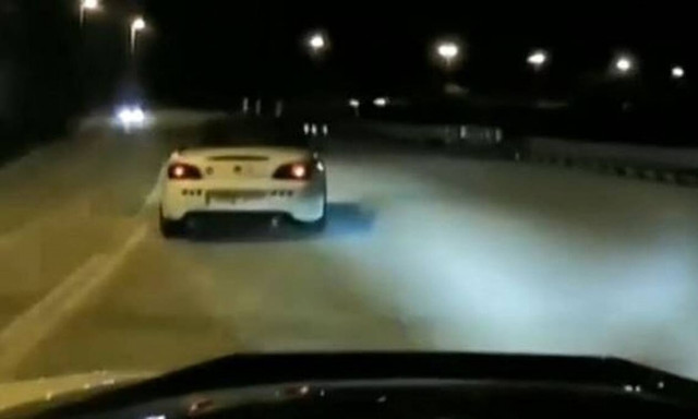 Μπλόκο στα Λιμανάκια: Η στιγμή που η τροχαία σταματάει «φτιαγμένο» αυτοκίνητο (video)