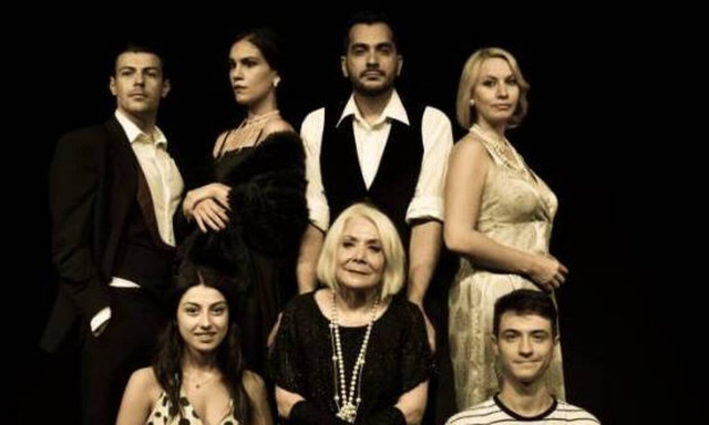 10 η χρονιά ΑΤΤΙΚ, ΜΙΑ ΖΩΗ ΧΕΙΡΟΚΡΟΤΗΜΑΤΑ