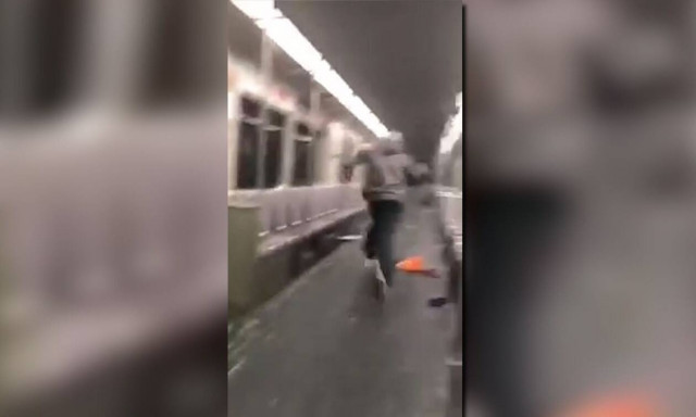 Απίστευτη «τούμπα» μέσα σε βαγόνι! 