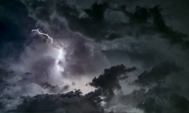 Καιρός: Άνοιξαν οι ουρανοί στην Κρήτη - Το χαλάζι ξεσήκωσε το Ηράκλειο