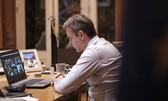 Κορονοϊός: Έκτακτη τηλεδιάσκεψη Μητσοτάκη με Κικίλια, Χαρδαλιά, Τσιόδρα, Αρκουμανέα