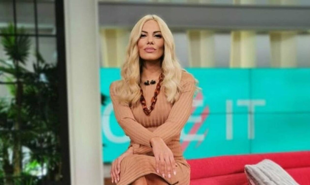 Το «καυτό» μίνι της Ιωάννας Μαλέσκου (photos)