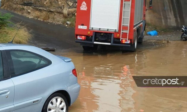 Κακοκαιρία - Κρήτη: 11 διασώσεις από τους πυροσβέστες - Ανάμεσά τους τρία παιδιά
