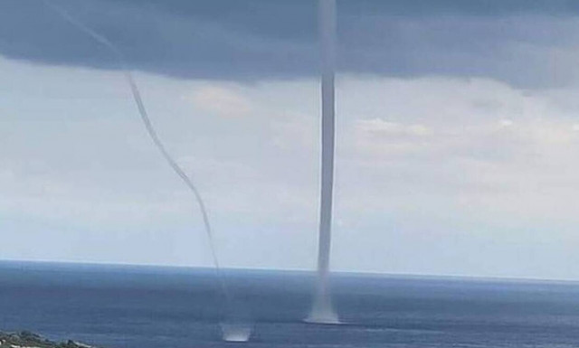 Κακοκαιρία: Υδροστρόβιλοι σε Ρόδο, Σαντορίνη και Νάξο - Εντυπωσιακές εικόνες