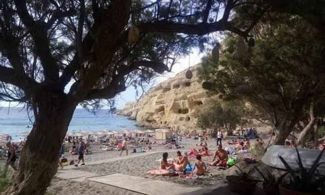 Απίθανο βίντεο: Η Κρήτη «πνίγεται» αλλά στα Μάταλα κάνουν… μπάνιο!