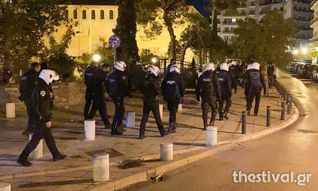 Κορονοϊός: Ασφυκτικά γεμάτες οι πλατείες της Θεσσαλονίκης - Τα μηνύματα από τα μεγάφωνα