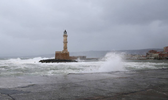 Η κακοκαιρία σαρώνει την Κρήτη: 298 κλήσεις για αντλήσεις υδάτων και 33 διασώσεις πολιτών