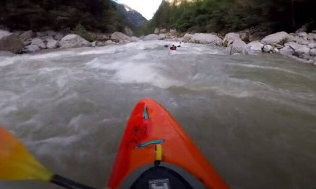 Καγιάκερ-ήρωας σώζει τον φίλο του από βέβαιο πνιγμό!